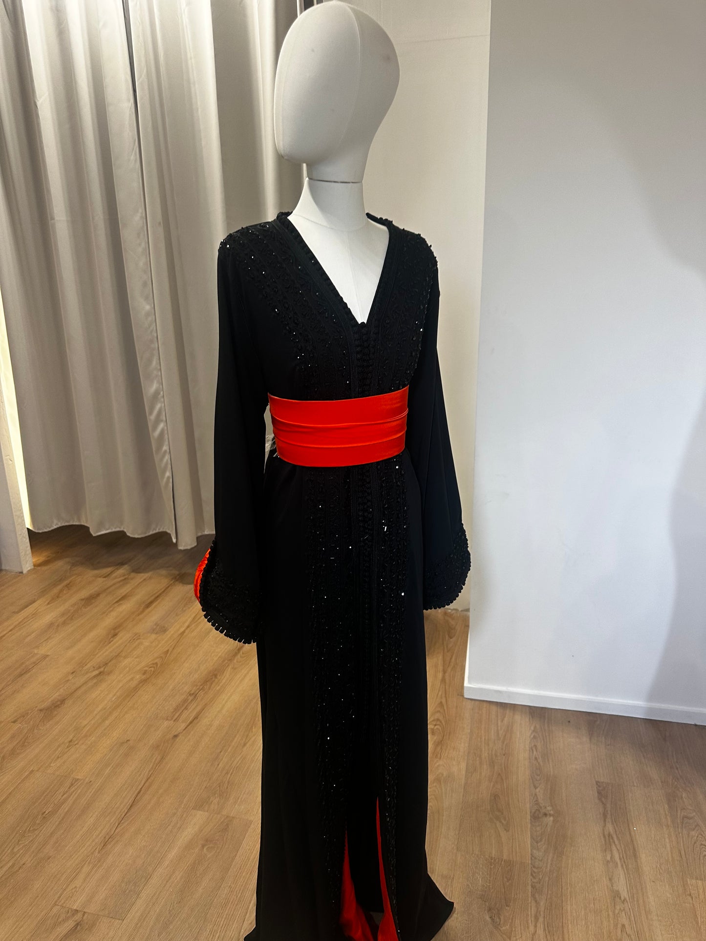 Takshita noire et rouge